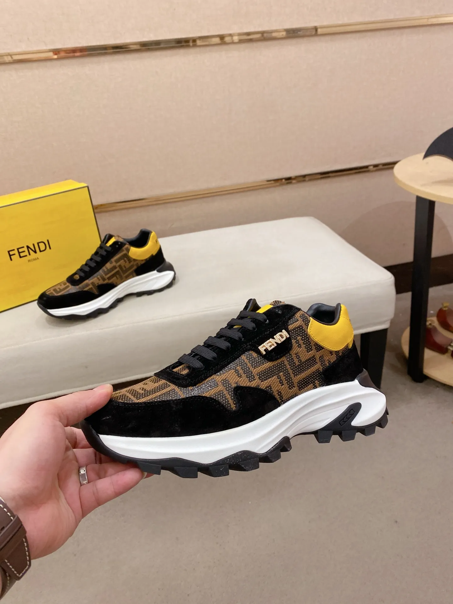 Men's shoes 💰 462💰 (fendi) New style 👊🏻 upper 🇮🇹 imported cowhide fabric 🇩🇪 lining imported sheepskin lining. The original outsole is molded to highlight the identity of every man, and the upper foot is elegant and stable🚶🏻🚶🏻The high-end custom counters reproduce the original version📯No matter the wind or rain, the shoe last remains unchanged and can withstand the verification of time🔍️,🔵 Size: 38-44